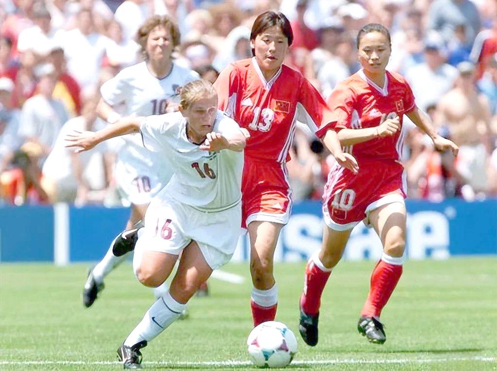 世界杯女足比赛中，运动员们展现出色表现