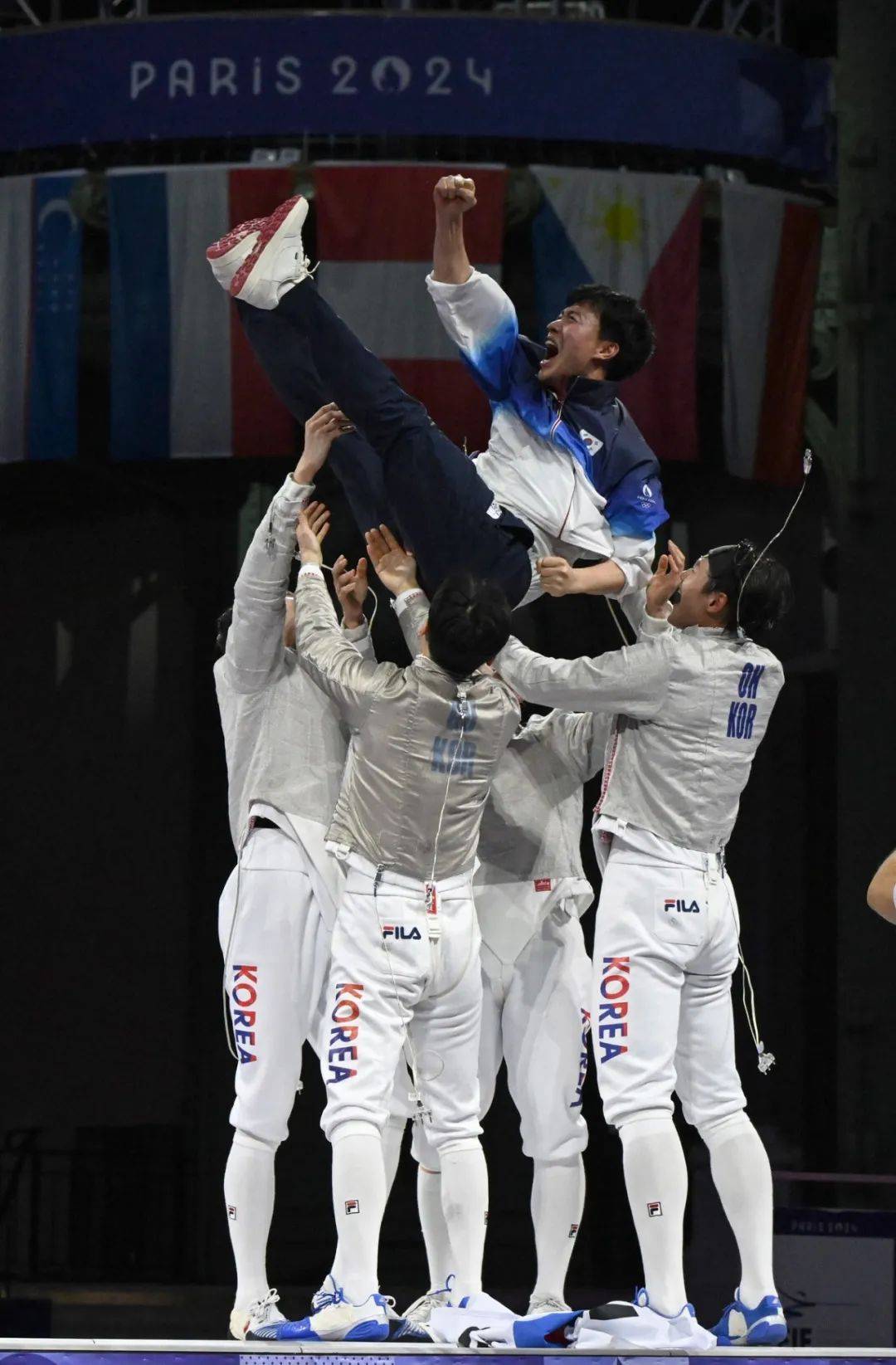 包含韩国球队实力强劲，势不可挡赢得比赛的词条