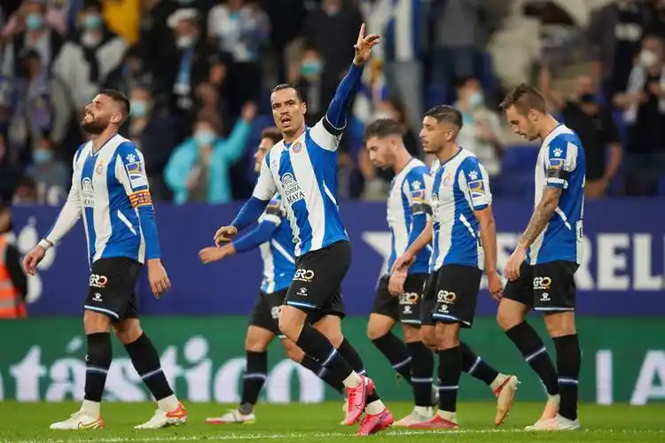 瓦伦西亚主教练频频调整阵容，为赢得比赛做准备的简单介绍