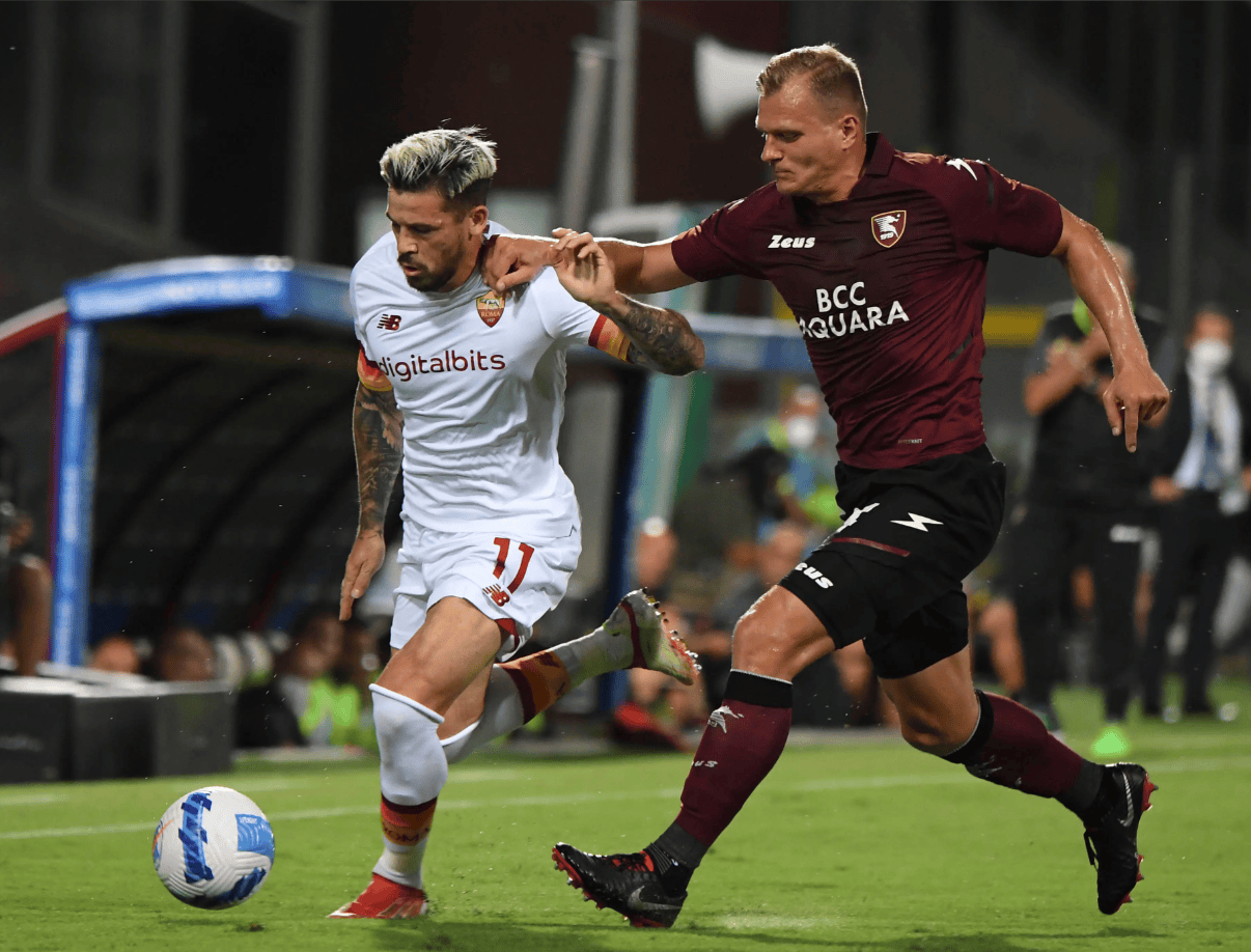 瓦伦西亚主教练频频调整阵容，为赢得比赛做准备的简单介绍