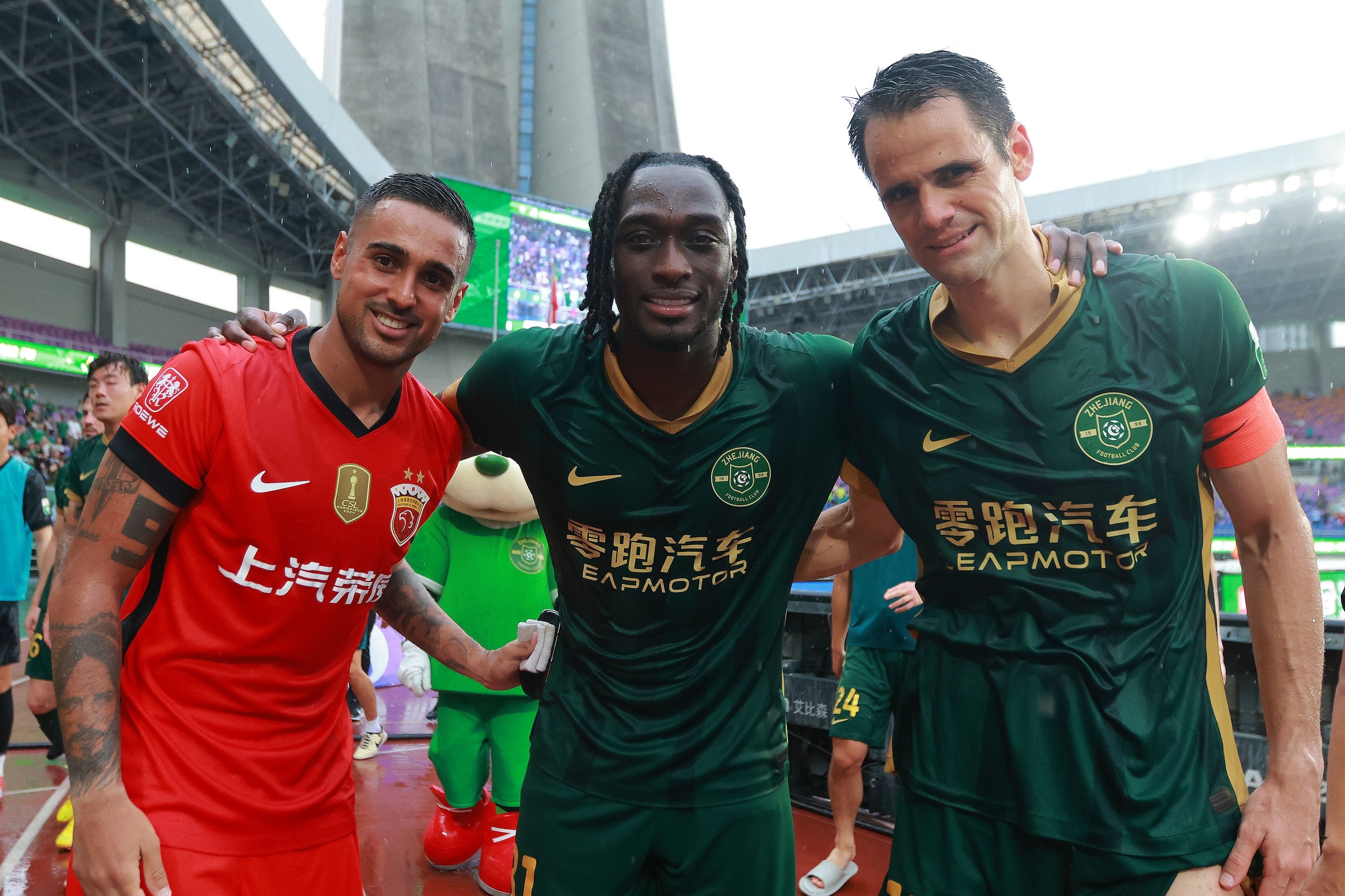 关于上海绿地申花客场险胜福建骏豪，实现反超的信息