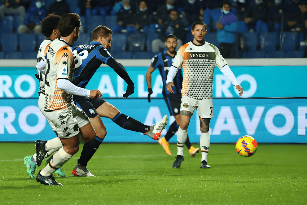 佛罗伦萨在客场击败那不勒斯，取得胜利