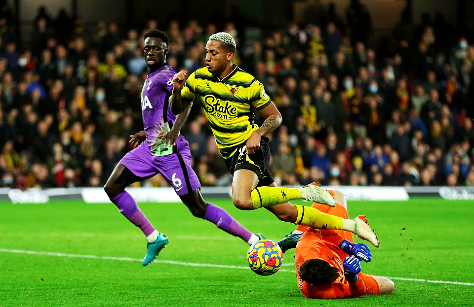 包含沃特福德客场绝杀卡迪夫城，取得关键胜利的词条