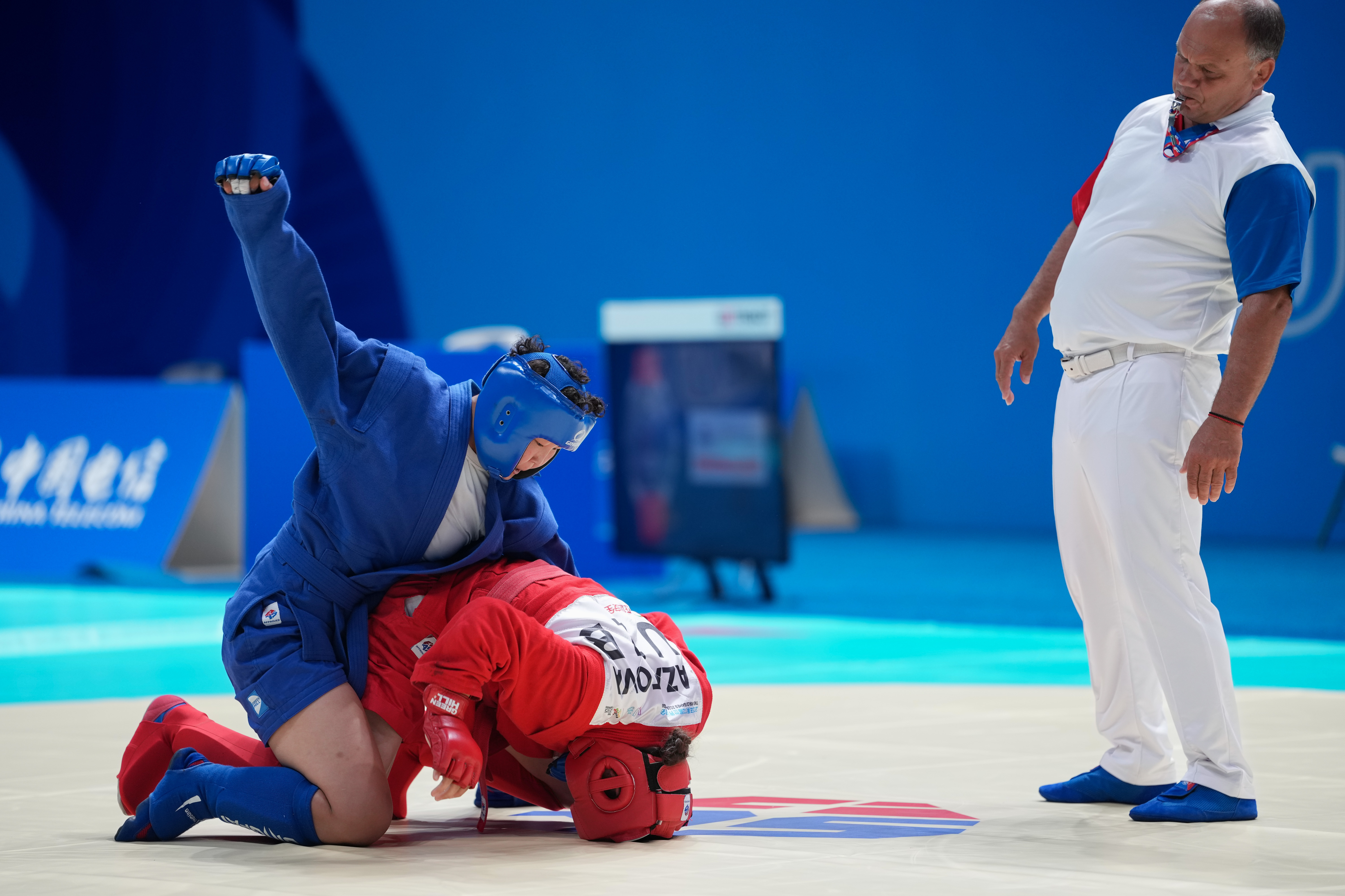 拳击赛场上乌克兰选手获得冠军