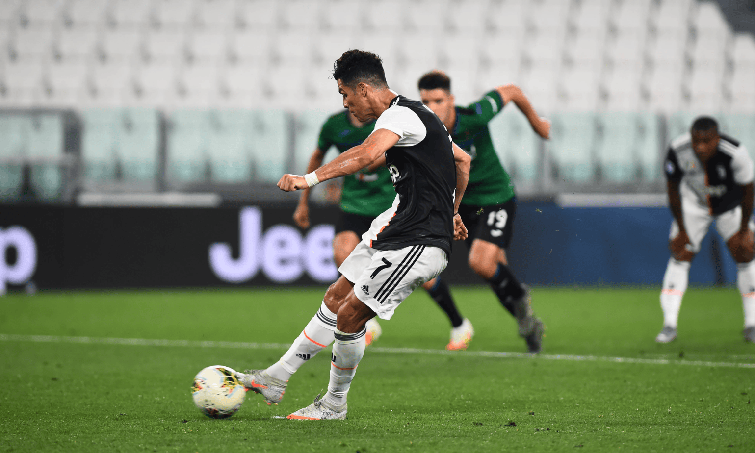 尤文图斯逼平马德里，险胜晋级