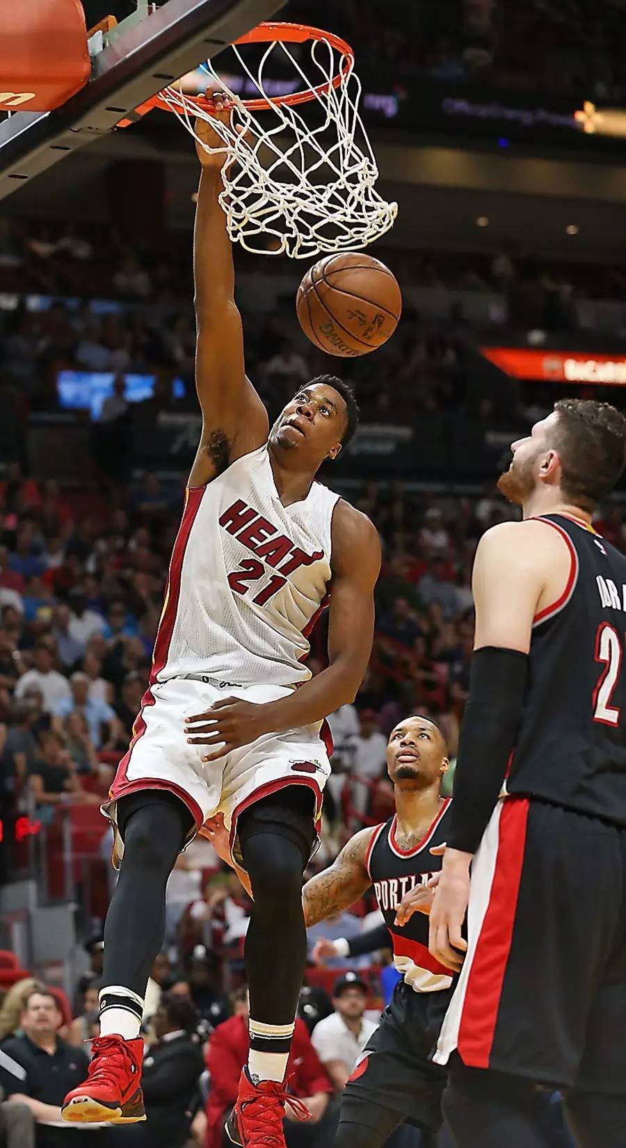 雷诺车队鏖战阿斯顿马丁，拉塞尔点燃赛场的简单介绍