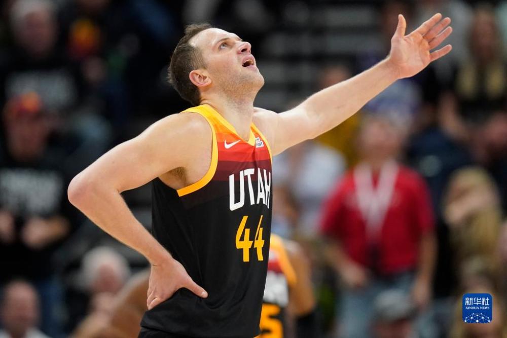 独行侠队破天荒首次晋级,球迷欢欣鼓舞的简单介绍 独行侠队破天荒首次晋级,球迷欢欣鼓舞的简单介绍