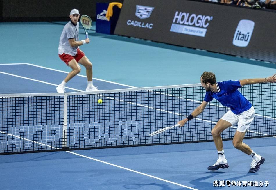 美国网球队翻盘英国网球队,梅德韦杰夫爆发神勇的简单介绍 美国网球队翻盘英国网球队,梅德韦杰夫爆发神勇的简单介绍