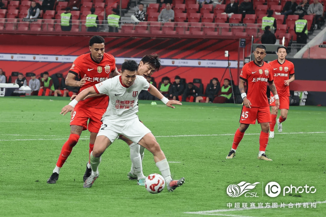 关于中超选手展现技艺，精神斗志备受赞誉的信息