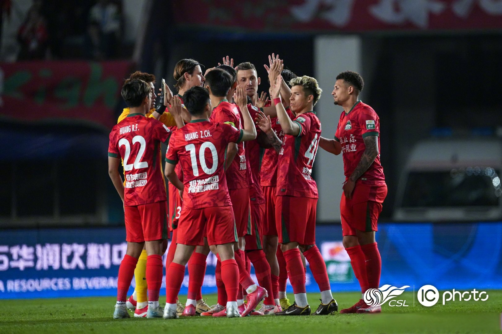 关于国内职业足球赛事再掀热潮，顶尖球队实力抢眼，备受瞩目的信息