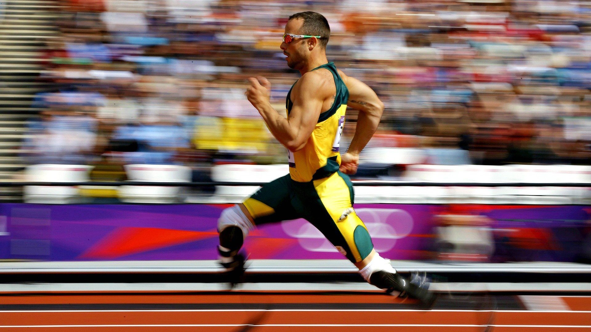 街道赛的轰鸣与球场的逆转，速度与韧性的双重奏