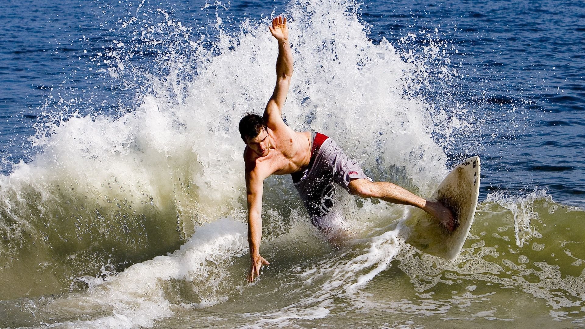 法拉利鏖战迈凯伦，汉密尔顿带队取胜