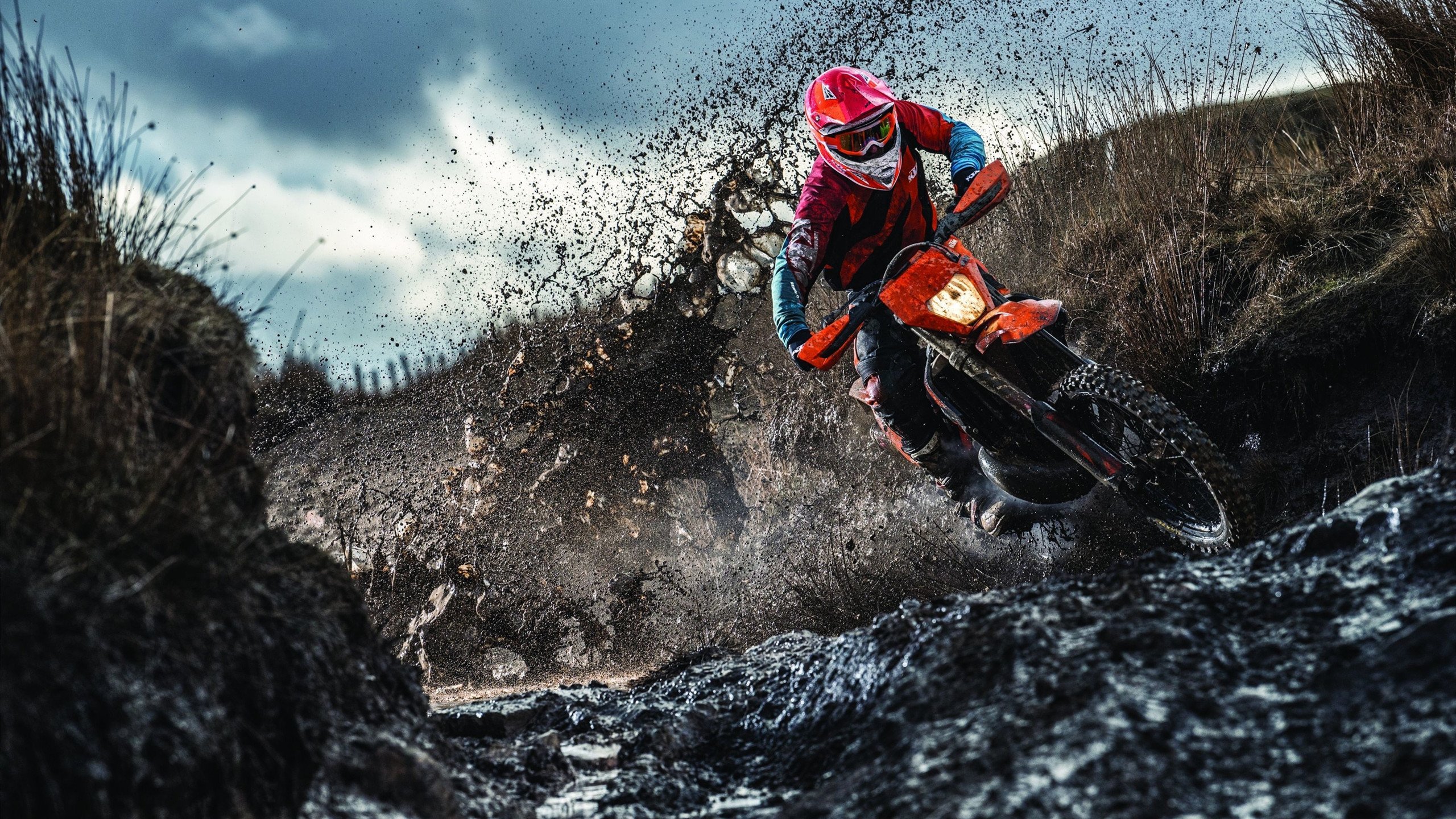 赛道上的孤胆英雄，汉密尔顿如何扛起全队，在法拉利与雷诺的鏖战中突围