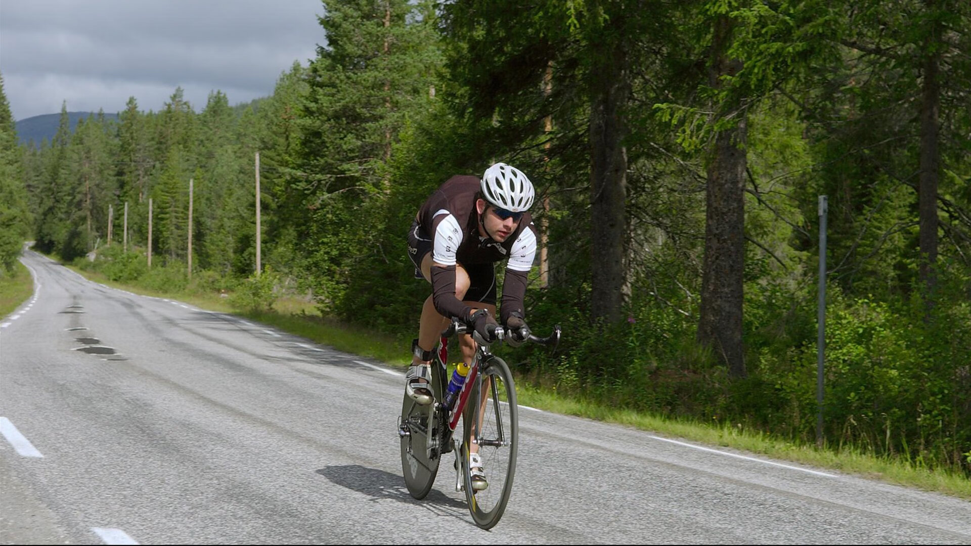 羽坛烽火夜，中国队险胜印尼队，桃田贤斗状态火热引关注